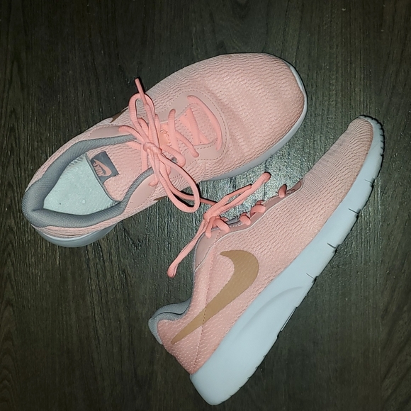 Nike Rosche Run Tennis Shoes 6.5Y (Youth) or 8-8.5W (Women's) - Picture 1 of 8